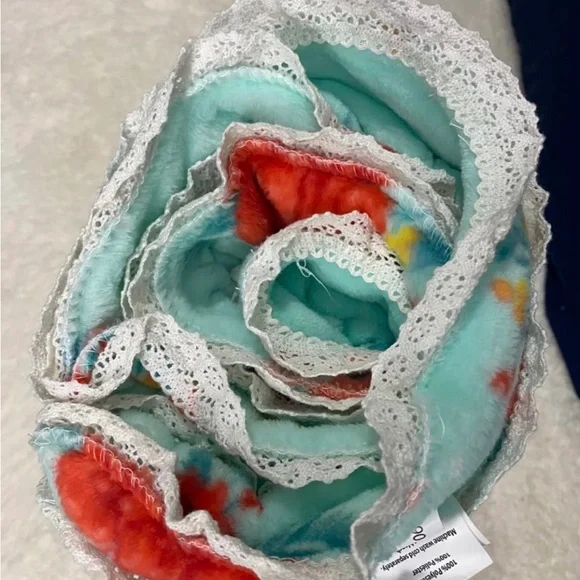 Cheerful Rose Velvet Plush Oversized Throw 50 x 72. - Picture 3 of 7